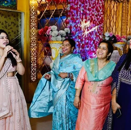 Another successful event, another group of happy guests. Interacting with the ladies in the audience.