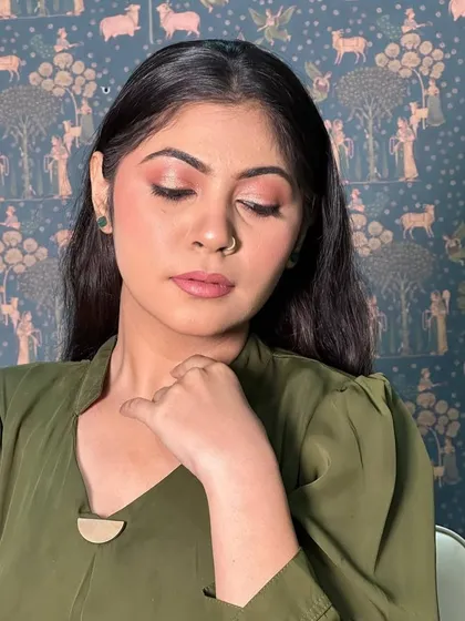 This soft glam look is perfect for a wedding guest. The peachy tones on the eyes and cheeks give a fresh, youthful glow that looks effortless.