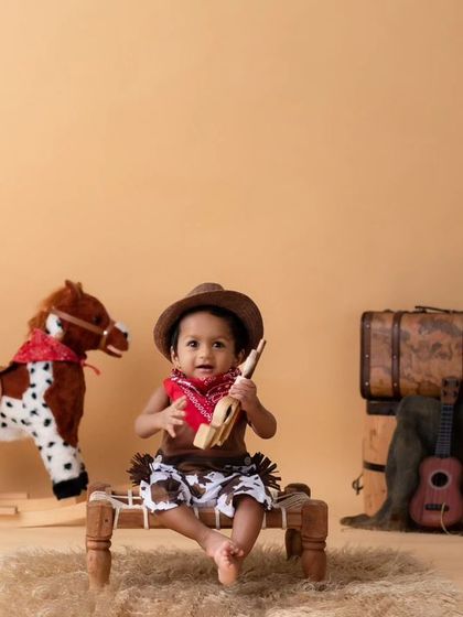 A full shot of the cowboy setup, showing all the rustic elements that make this theme a favorite. From the hat to the rocking horse, every detail is taken care of.