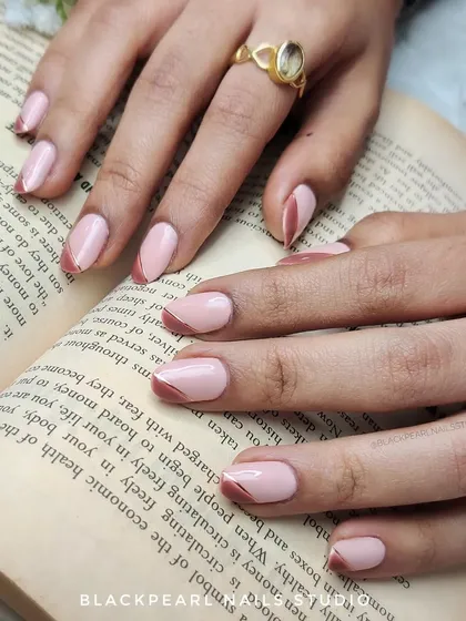 This elegant set features nude nails with a chic brown half-French tip, outlined with a delicate rose gold border. It's a subtle yet sophisticated design that is perfect for everyday wear.