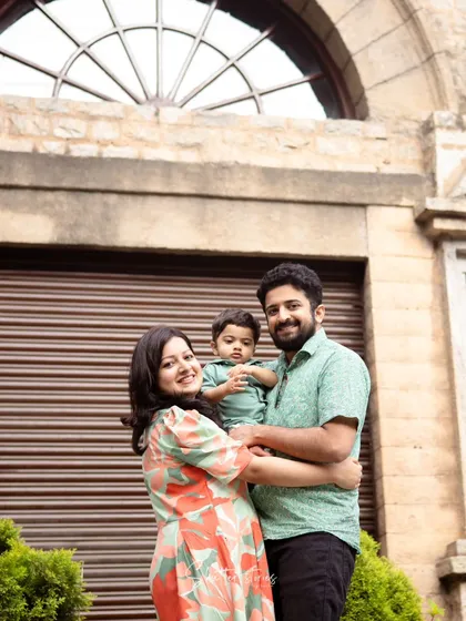 Another shot from the Church Street session, with the family posing in front of some beautiful architecture.