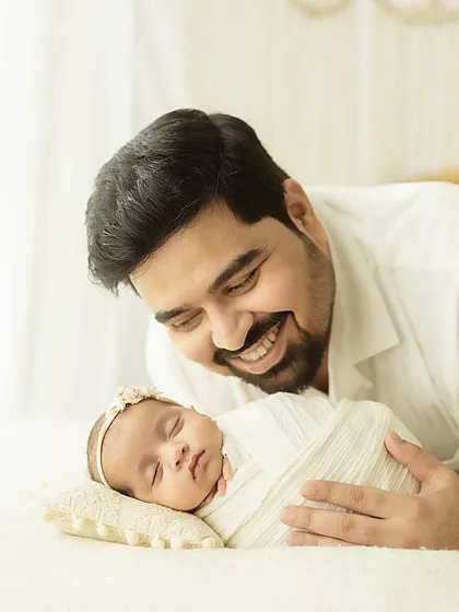 A father’s gentle gaze upon his sleeping newborn daughter. This tender moment is a perfect example of the parent-child bond I love to capture, using soft, natural light to create a warm and intimate feel.