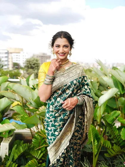 A minimal yet breathtakingly classy look. This bride looks like a breath of fresh air in her green and yellow saree, with soft makeup and a happy smile.