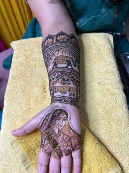 The matching bride's portrait on the other palm, showing the intricate details created with the henna cone.