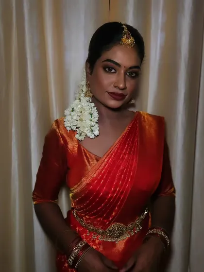 I absolutely love working with dusky skin tones. For this traditional bridal look, I used a flawless matte base and a bold red lip to complement the rich Kanjivaram saree, creating a regal and timeless South Indian bridal style.