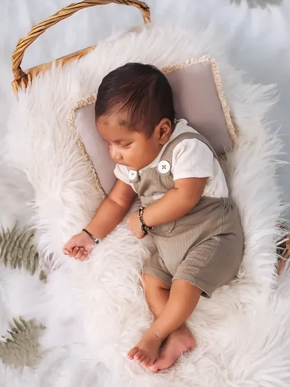 The peaceful, sleepy moments of a newborn are so fleeting. I specialize in capturing these serene portraits in the first 15 days, using soft textures and gentle posing to highlight every tiny, perfect detail of your baby.