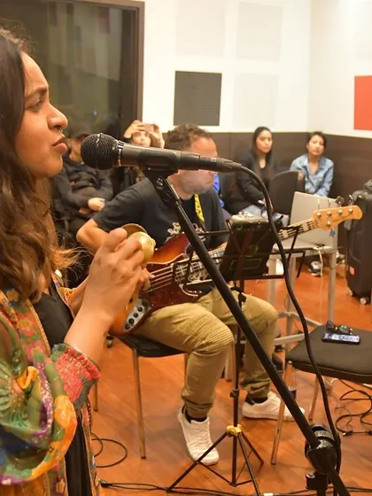 Here I am in an open rehearsal in Bogotá, sharing my music with my band. My workshops often feel like this, a mix of live demonstration, jamming, and shared energy. It’s all about making music together in real time.