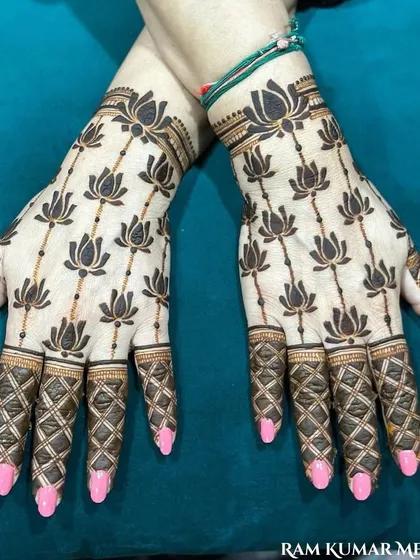 A stylish and contemporary design with repeating lotus motifs. The criss-cross pattern on the fingers adds a chic, geometric touch.