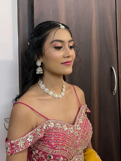 A minimal glam look for a wedding guest. This style features a pop of pink on the eyes and lips, with a clean, glowing base that enhances her features without feeling heavy.