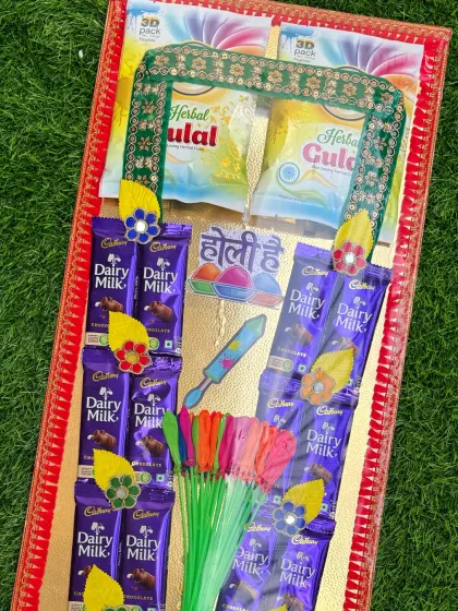 The details on our chocolate and gulal mala. It’s a perfect combination of sweet treats and festive colors, making it a complete Holi gift.