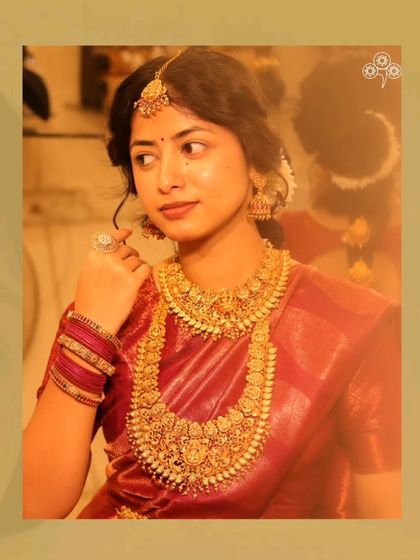 The complete look, including the choker, long haar, and maang tikka.