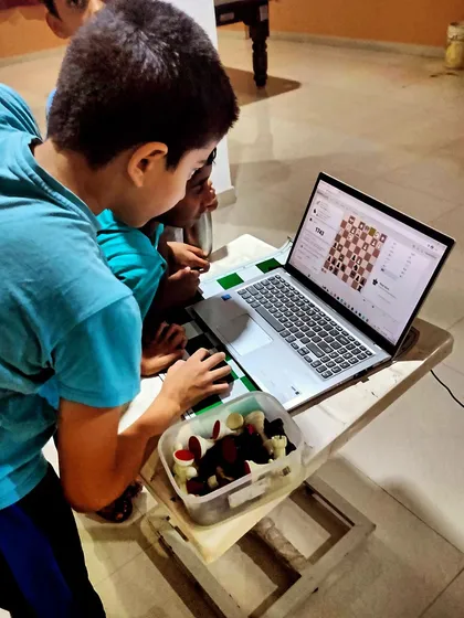 Bringing chess lessons into the digital age. We use technology and online chess platforms to make learning interactive and accessible. This is a great peek into our online chess classes, where students can solve puzzles and play games from home.
