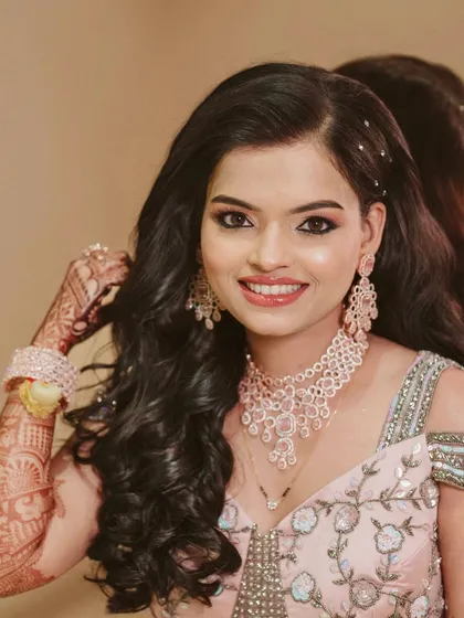 Looking like a doll for a special event. This makeup features a sharp winged liner, rosy cheeks, and a bright smile, perfect for a festive party atmosphere.
