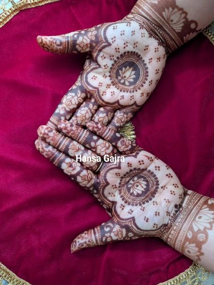 A design that doesn't scream for attention, but makes you want to look again. The back of the hands features a beautiful floral pattern that is both graceful and modern.