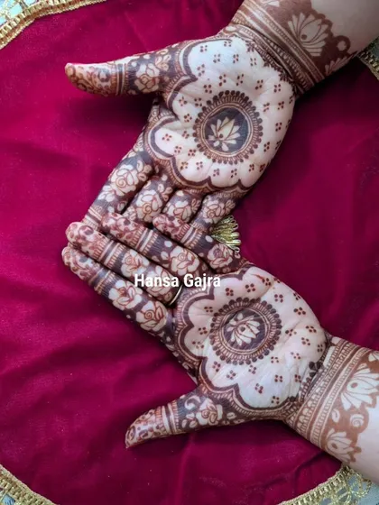A design that doesn't scream for attention, but makes you want to look again. The back of the hands features a beautiful floral pattern that is both graceful and modern.