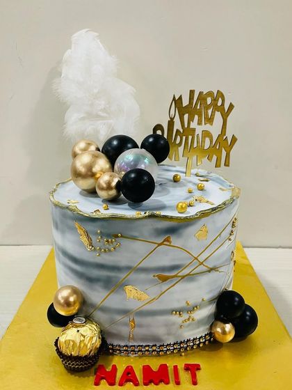 A side view of the chic grey marble cake.