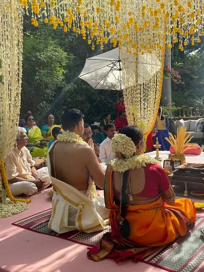 A sacred moment under a canopy of fresh marigolds. I love creating traditional ceremonies like this South Indian wedding, where every detail, from the vedi decor to the floral arrangements, feels authentic and blessed.