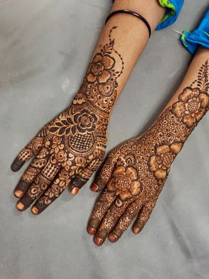 A different view of this Indianized floral design, showing the back of one hand and the palm of the other.