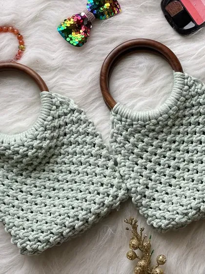 I love making custom orders, like this adorable set of matching mint green bags for two best friends. These feature a beautiful, tight knot weave and elegant circular wooden handles.