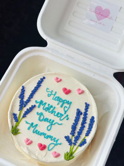 This Mother's Day bento cake features delicate lavender sprigs piped in buttercream, along with a sweet message. It comes in our eco-friendly clamshell box, ready for gifting.