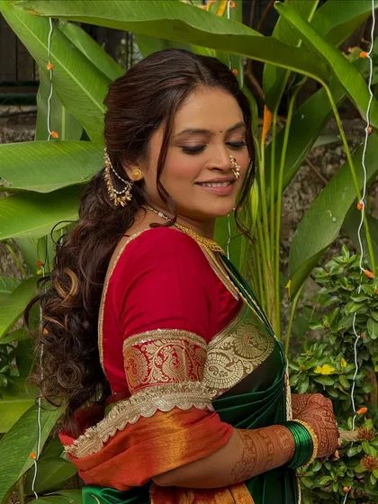 Elegance in simplicity. This Maharashtrian bride’s look is all about timeless beauty, with subtle makeup that enhances her natural glow.