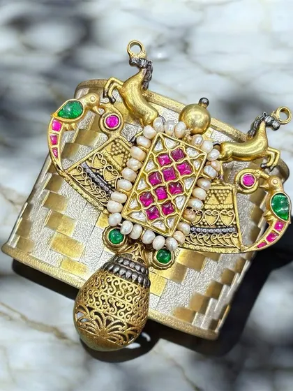 A close look at one of my favourite custom pieces. This dual-tone cuff combines a woven silver base with a stunning gold-plated centrepiece, featuring Kundan work and colourful stones. It’s tradition with a twist.