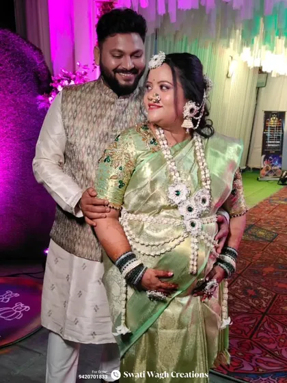 The expecting couple looking picture-perfect. Her 'Rui' flower jewellery set is a unique and beautiful choice for a traditional dohale jevan.
