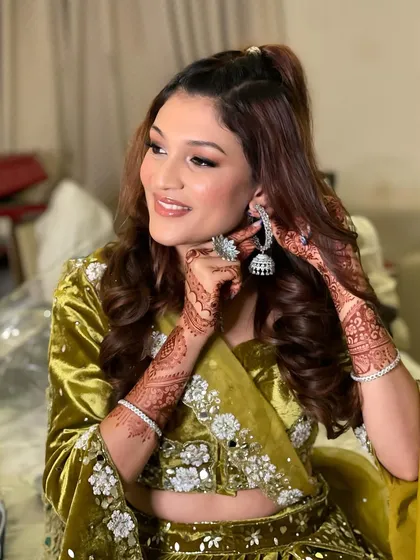 Some looks are just fun, glowy, and made of dreams. For this Mehendi, we went with a beautiful olive green velvet outfit and paired it with a fresh, radiant makeup look. 💚