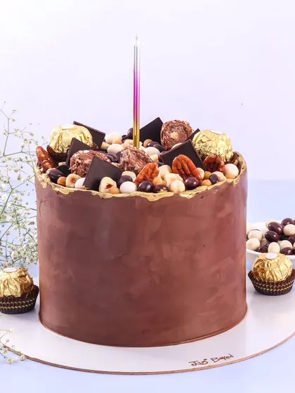 A cake for pure indulgence. This rich chocolate cake is generously topped with Ferrero Rocher chocolates, hazelnuts, and pecans, finished with a touch of gold leaf. It’s perfect for any celebration that calls for something truly decadent.