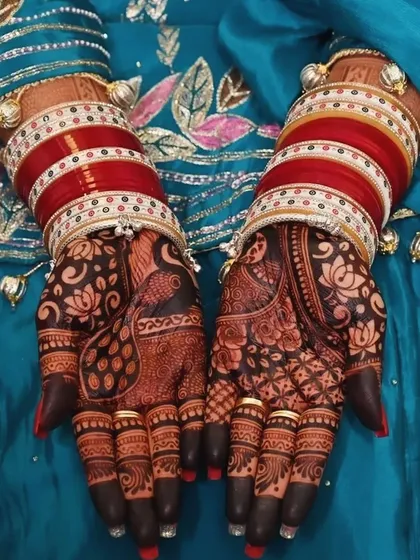 The final colour is just as important as the design. I use my own special blend of 100% organic henna to promise a deep, rich, and long-lasting stain. This beautiful dark maroon is the result of pure ingredients and proper aftercare, no chemicals involved.