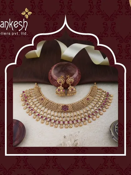A piece of the past, perfect for today. This antique necklace set with ruby-coloured stones is framed beautifully, highlighting its regal and timeless appeal.