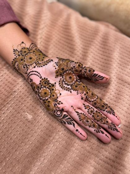 This design features scattered floral motifs, a characteristic of some modern Arabic styles, creating a light and airy feel.