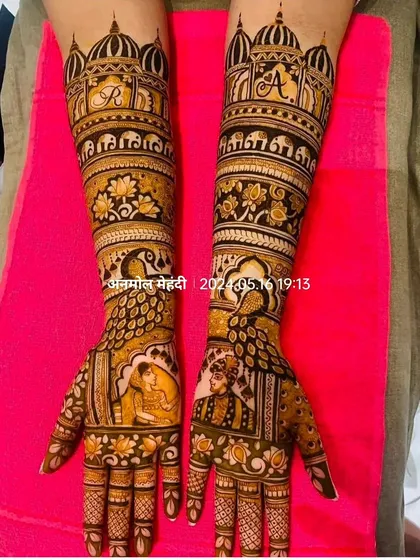 A royal-themed design personalized with the initials 'R' and 'A' on the palace domes. It also features a bride and groom portrait on the palms.