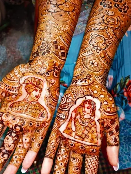 A close-up view of bride and groom portraits on the palms. I use fine lines and shading techniques to capture realistic details and expressions.