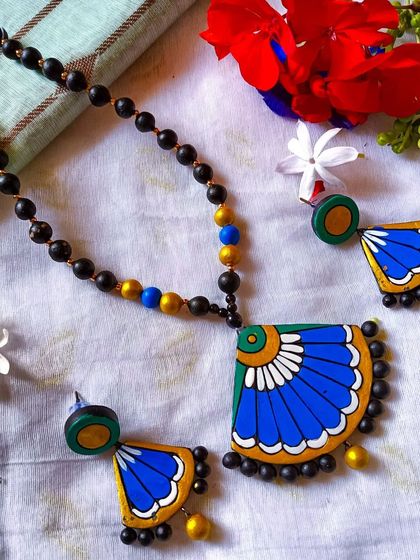 A beautiful blue and green version of the fan-shaped pendant necklace.