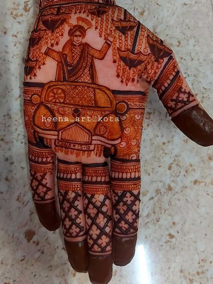 The groom makes his entrance in a vintage car in this unique baraat-themed design.