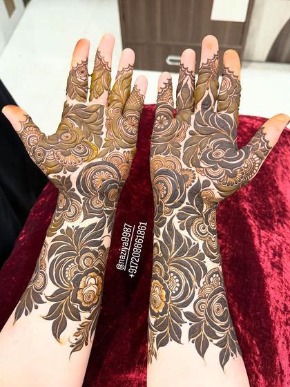 A beautiful engagement design featuring bold, shaded roses and leaves. It provides great coverage without being as dense as a full bridal.