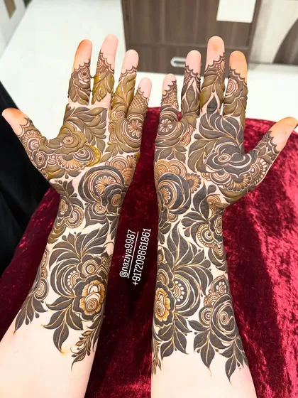 A beautiful engagement design featuring bold, shaded roses and leaves. It provides great coverage without being as dense as a full bridal.