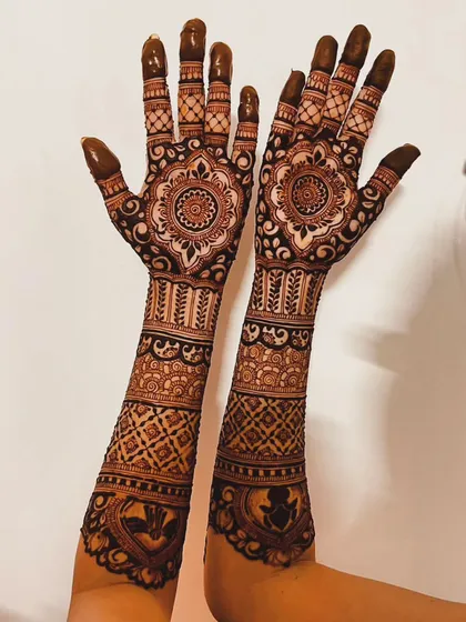 When a bride gives me full creative freedom, I can create something truly special. This pure floral bridal design features intricate mandalas and a mix of patterns from the palms to the elbows, all done with my organic henna paste.