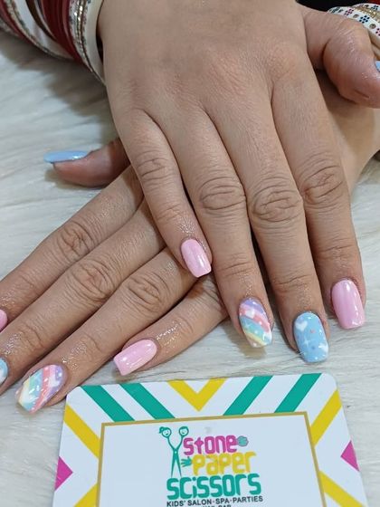 Inspired by dreamy skies, this set features a mix of soft pink nails and accent nails with a pastel marble and cloud effect. It's a soft, whimsical look perfect for any occasion.