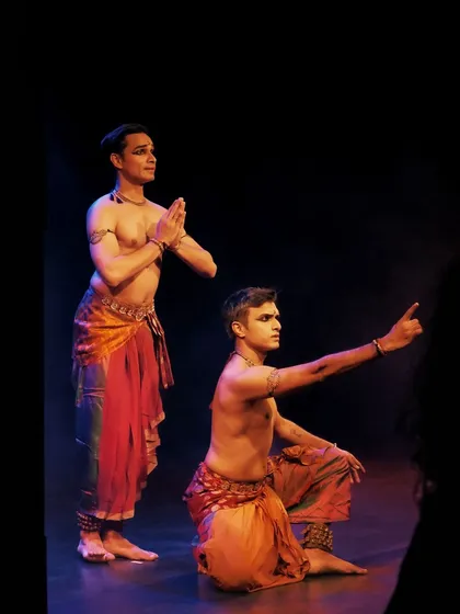 A glimpse from the premiere of 'ATAH - connecting the dots', a duet I performed with Parshwanath Upadhye. This production explores the abstract and rhythmic connections within Bharatanatyam, focusing on pure dance and form.