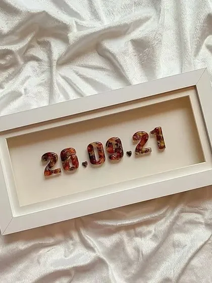 Save your special dates with these minimal date frames. This piece showcases a wedding date, with each number crafted from resin and filled with tiny flower petals from the big day.