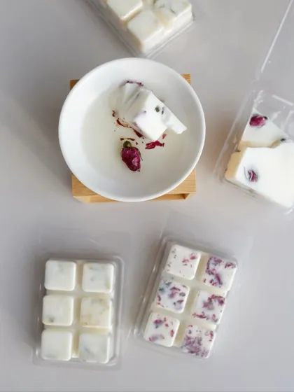 The perfect combination: our wax melts with dried rose petals and a simple white ceramic diffuser. A beautiful way to scent your space.