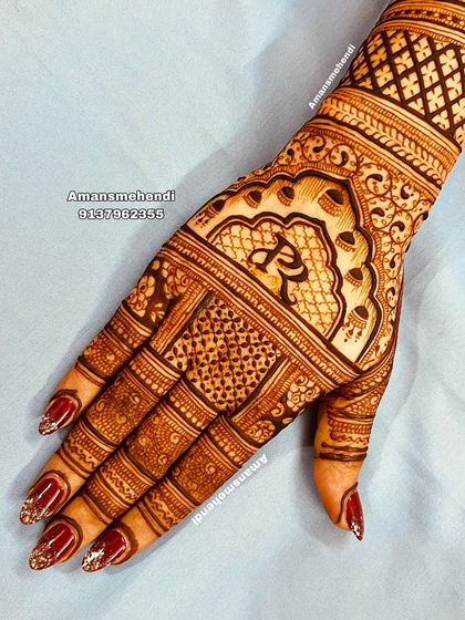 A traditional back-of-hand design with a space for personalization. This design features intricate jharokha architecture and paisley motifs.