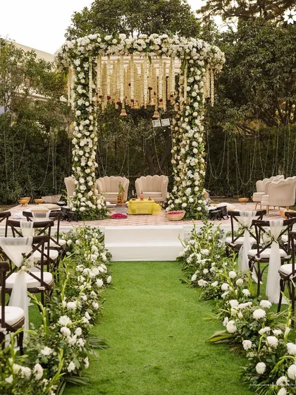 The wedding mandap, adorned with pristine white florals, stands as a symbol of tradition and new beginnings. We ensure our service and culinary presentation harmonise with the sanctity and beauty of the ceremony.