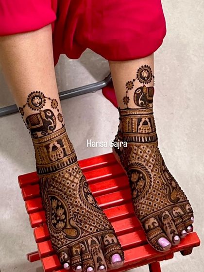 Elegance meets tradition in this beautiful foot design. It features peacocks, elephants, and lotus motifs, all intricately woven together to tell a story of grace and artistry.