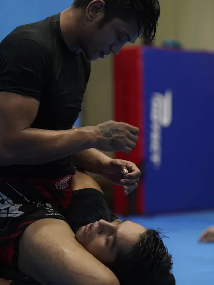 An intense moment of No-Gi BJJ instruction on the mat. I am demonstrating the finer points of ground control and pressure, ensuring every student understands the mechanics before live sparring. This focus on detail is what makes our grappling effective.