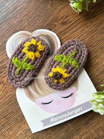 Our sunflower hairpins are perfect for adding a bit of sunshine to your hairstyle. The detailed embroidery on a brown crochet base gives them a lovely, earthy feel.