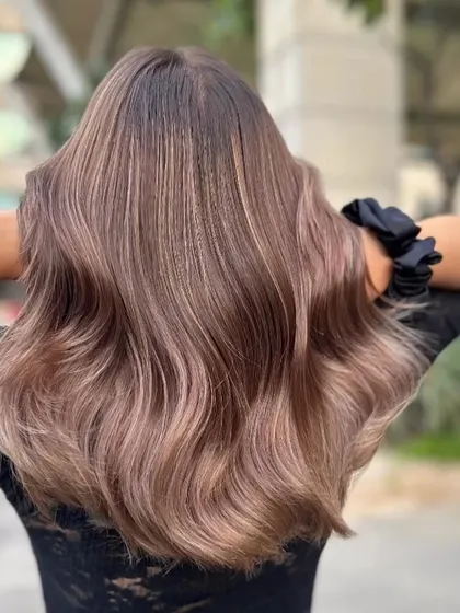 A perfect example of a modern, cool-toned balayage. I created these seamless, ashy highlights to add dimension and texture, resulting in a sophisticated and trendy look with beautiful, soft waves.