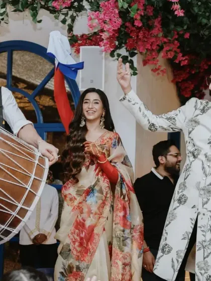 The couple dances with a dhol player at their Greek-themed brunch, a perfect fusion of cultures. I specialize in blending different traditions to create a celebration that is uniquely yours.
